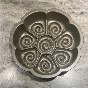 Nordic Ware Cinnamon Bun Pull Apart Pan 10 Cups 2.4 Liters